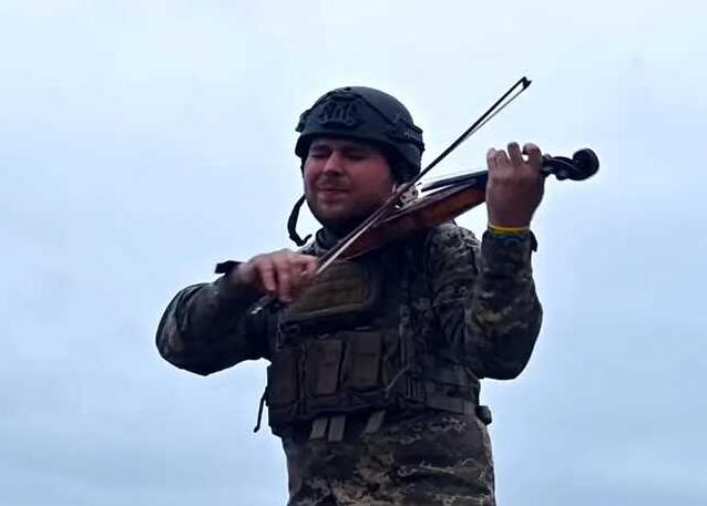Стаття «Воїни світла проти канібалів»: захисник України, який у військовій формі грає на скрипцi Ранкове місто. Крим